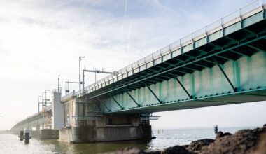 Spoedversterking Haringvlietbrug om riskante kleine scheurtjes onder de weg
