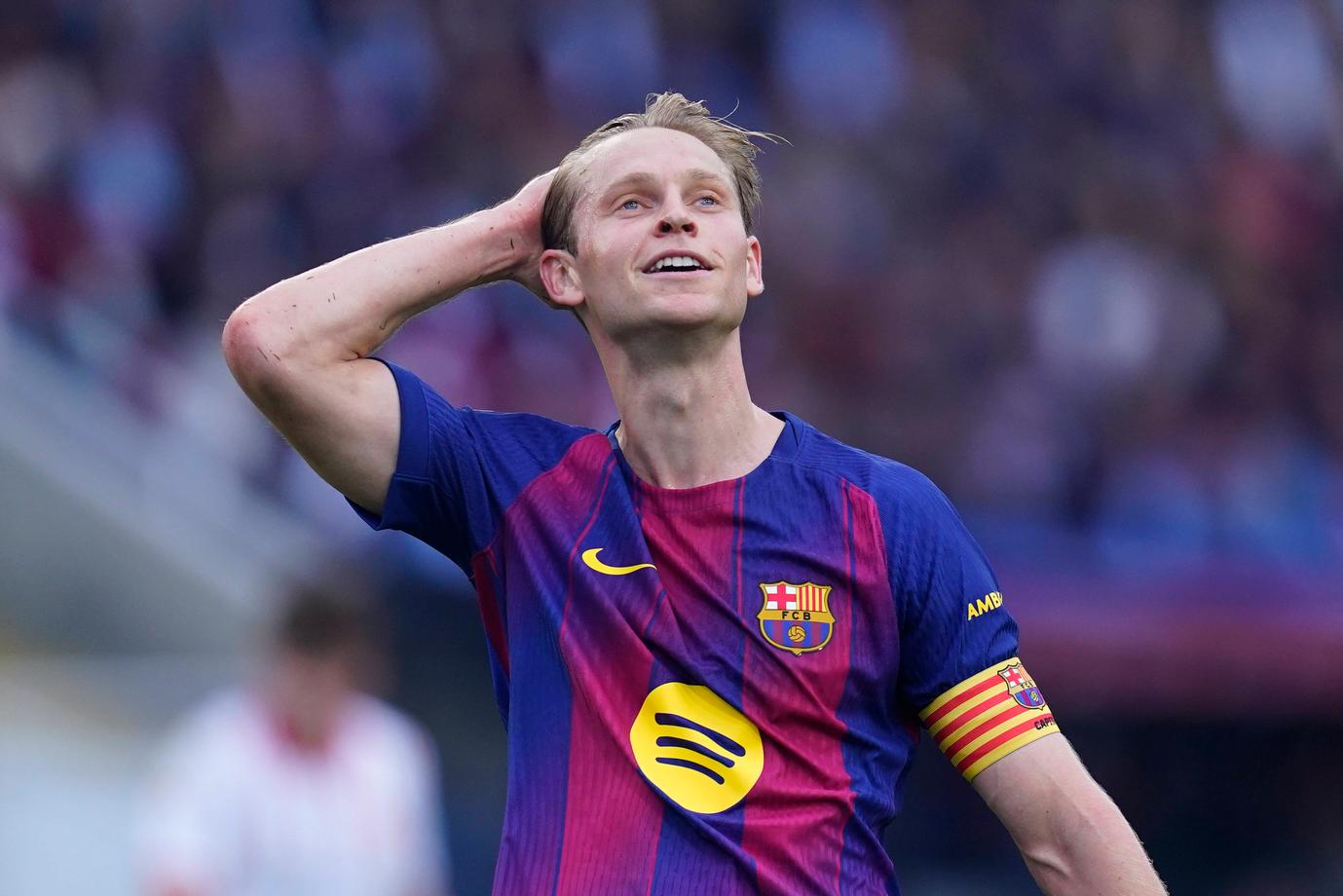 Frenkie de Jong moet vrezen dat hij zijn basisplaats kwijt is