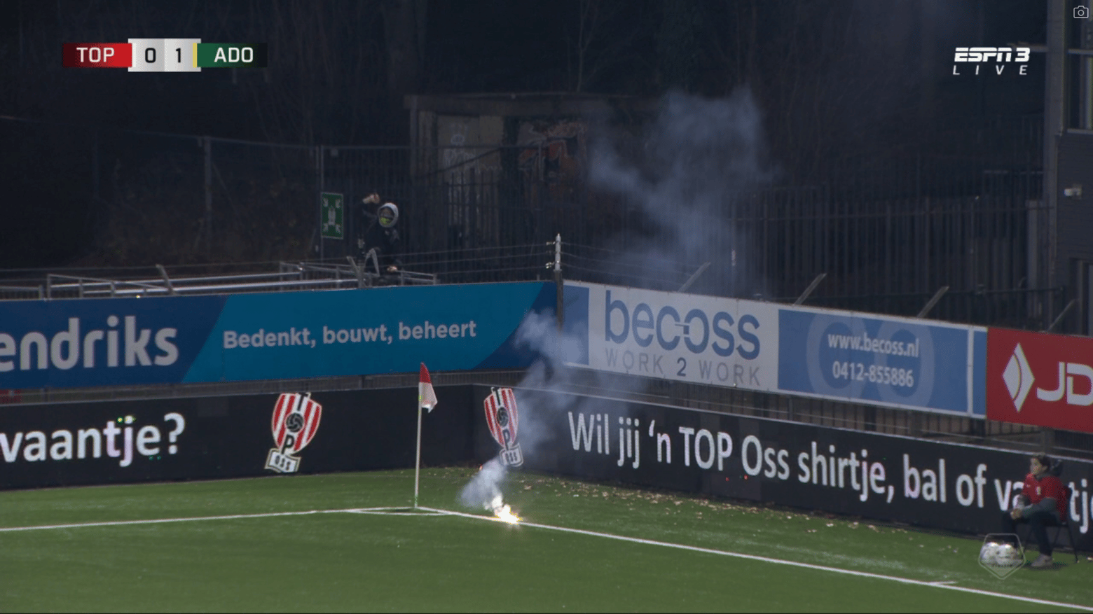 Fatbiker komt illegaal binnen bij TOP Oss en gooit vuurwerk op het veld