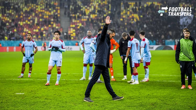 Robin van Persie en zijn spelers voor het uitvak in Boekarest na de blamage tegen FCSB (4-3 nederlaag).