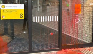 ingegooide ramen en rode verf