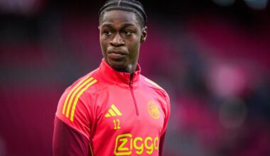 Reverson (Jong Ajax) heeft de bal, maar schopt tegenstander