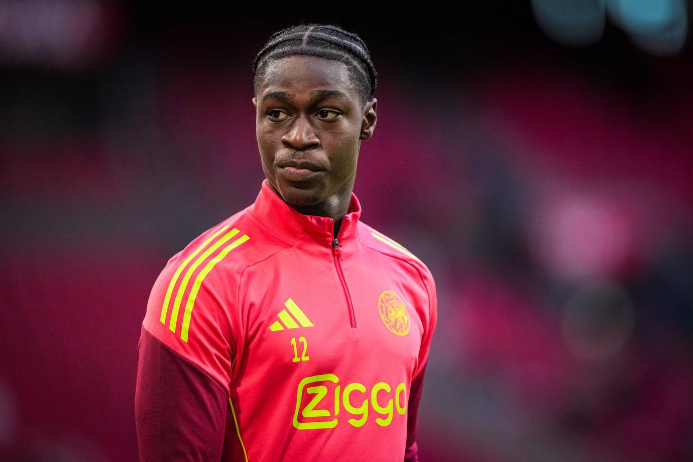 Reverson (Jong Ajax) heeft de bal, maar schopt tegenstander