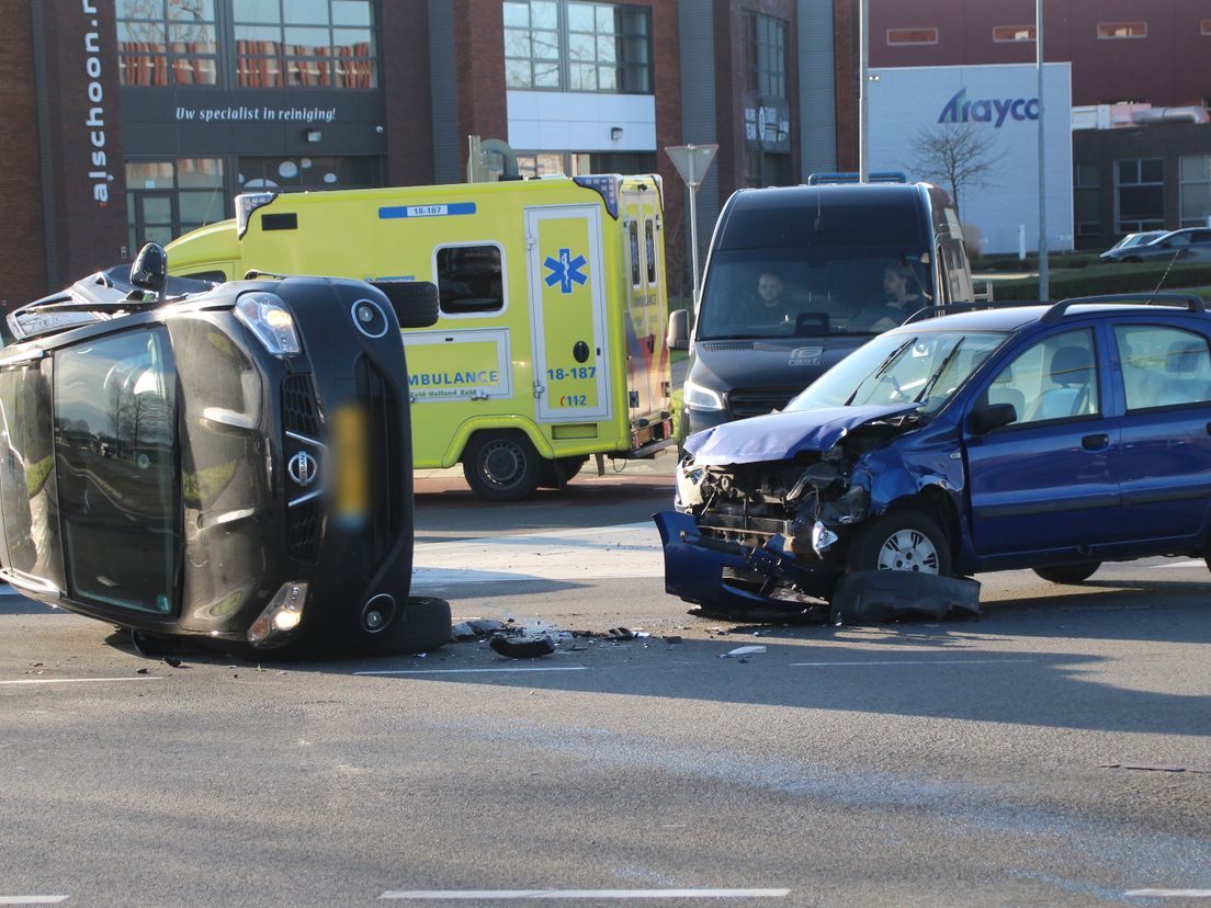 Een van de voertuigen belandde door de klap op de zijkant