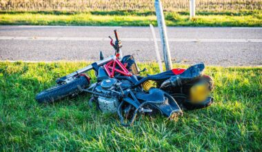 Traumahelikopter voor motorrijder na ongeval | Auto kantelt bij botsing met andere auto