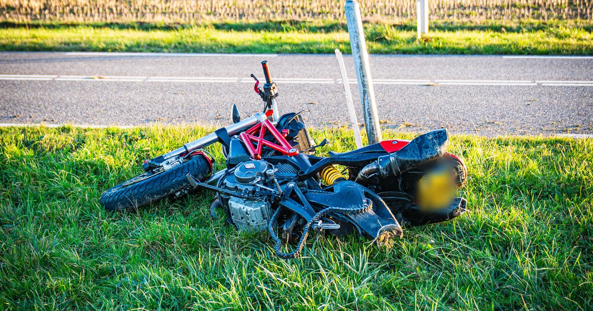 Traumahelikopter voor motorrijder na ongeval | Auto kantelt bij botsing met andere auto