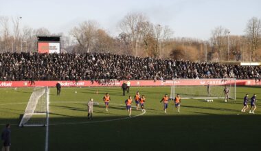 Opvallende beelden op Varkenoord in aanloop naar Ajax – Feyenoord: shirt staat in brand