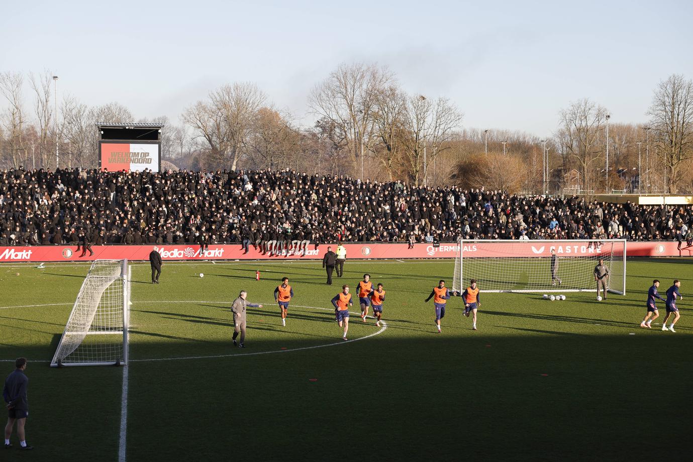 Opvallende beelden op Varkenoord in aanloop naar Ajax – Feyenoord: shirt staat in brand