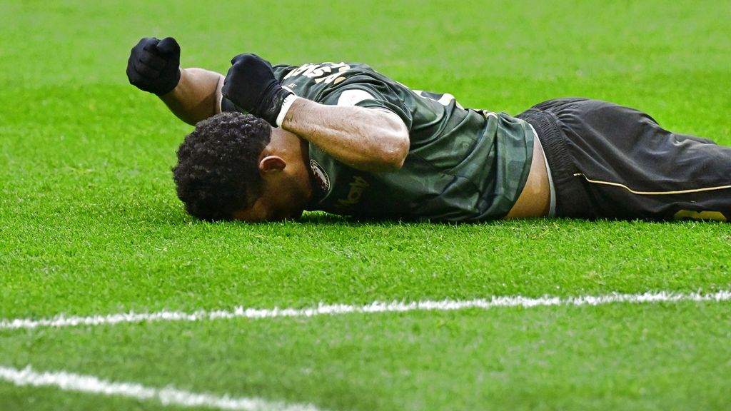 Van Persie sneert naar 'counterend' Ajax: 'Feyenoord-PSV, dat is een topwedstrijd' - NOS