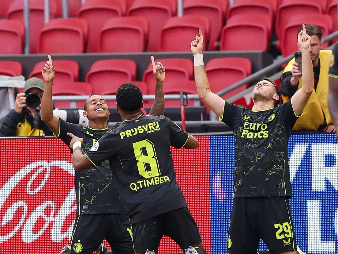 Feyenoord viert de 0-4 van Santiago Gimenez tegen Ajax in een lege Johan Cruijff ArenA