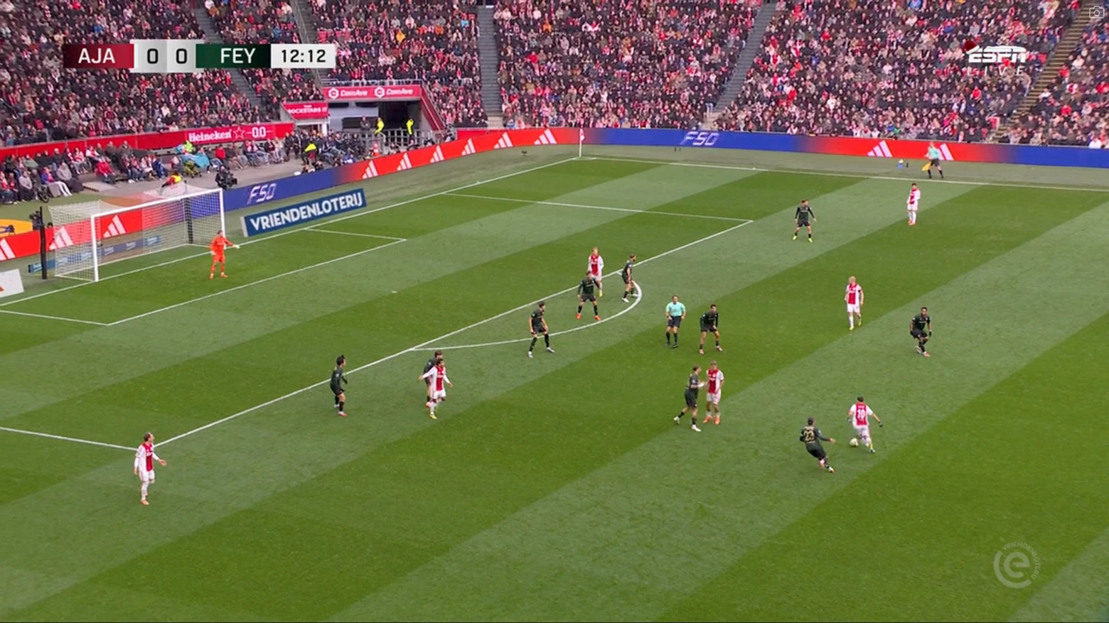 Een screenshot van de wedstrijd Ajax - Feyenoord, met een goede actie van Sean Steur