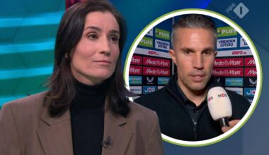 Leonne Stentler pakt Robin van Persie aan na Ajax