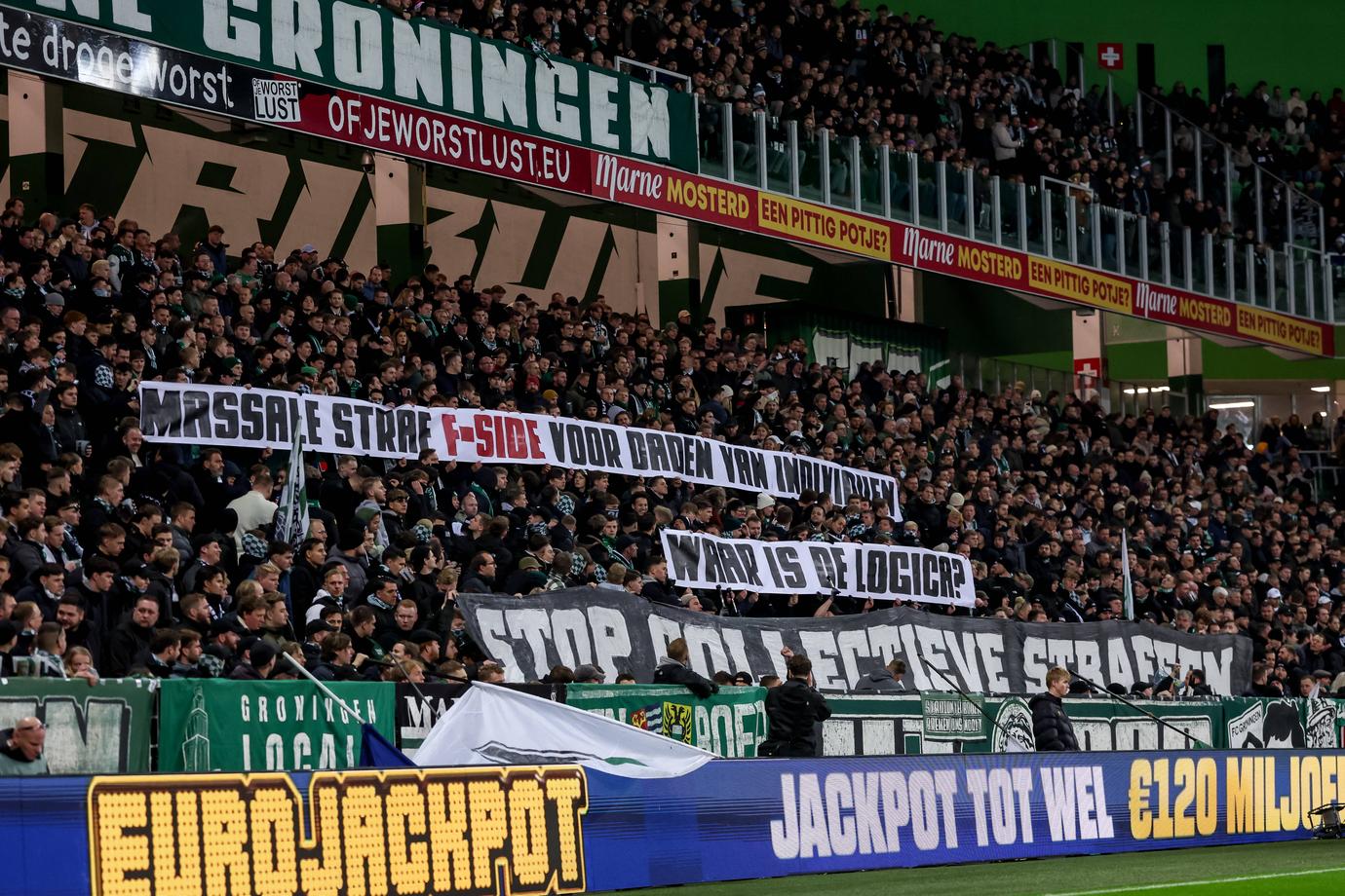 FC Groningen-fans tonen spandoek over sluiting F-Side van Ajax