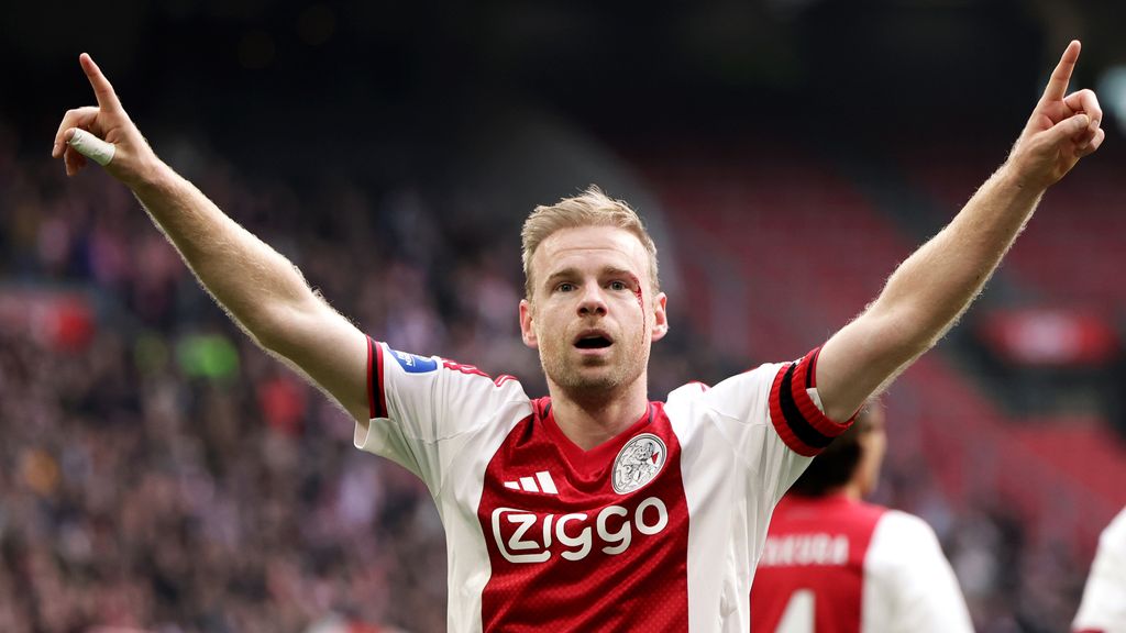 Ajax wint enerverend duel met Feyenoord dankzij fraaie goals Klaassen en Mokio