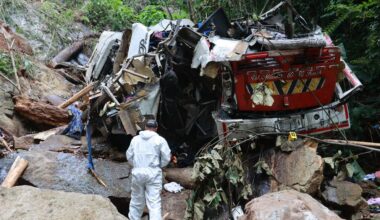 Bus met scholieren stort in ravijn in Colombia, zeker 17 doden