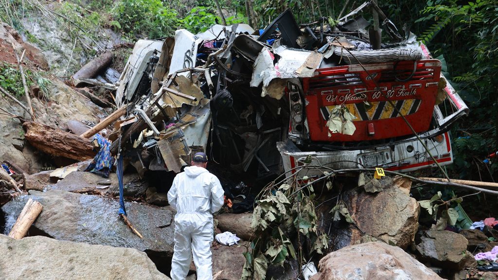 Bus met scholieren stort in ravijn in Colombia, zeker 17 doden