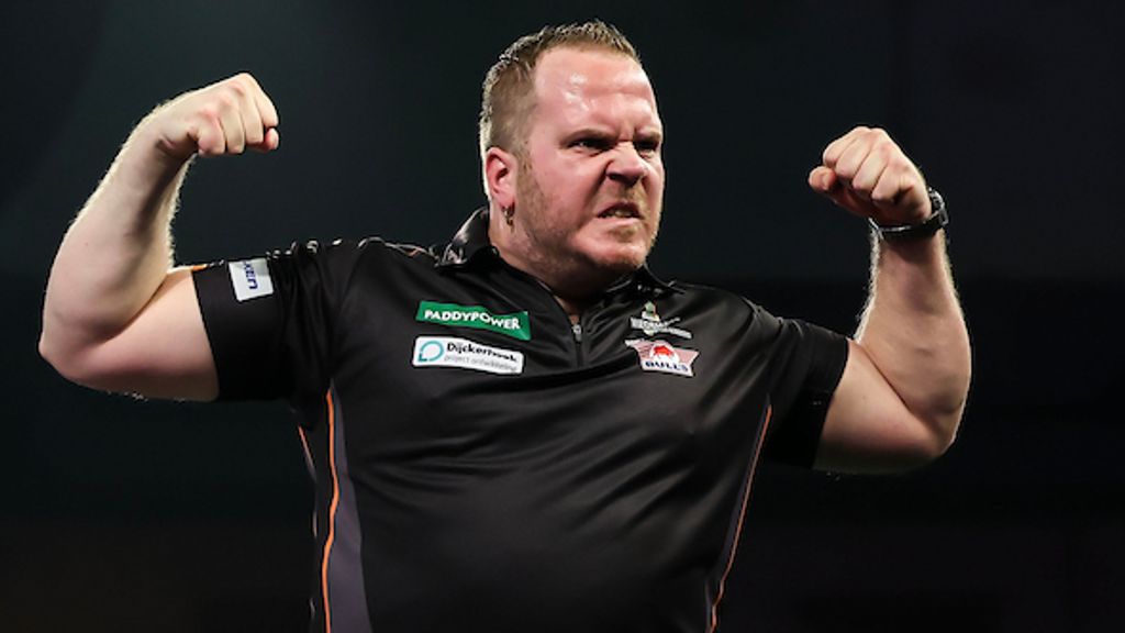 Van Duijvenbode knokt zich naar tweede ronde WK, Van Leuven verliest van 'Grinch' Wright