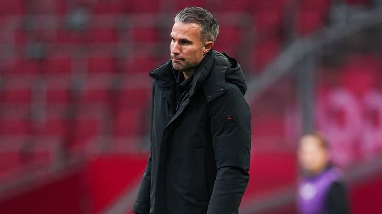 Een balende Robin van Persie tijdens De Klassieker.