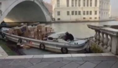 Vrouw steelt een boot vol pakjes, en botst tegen een brug aan