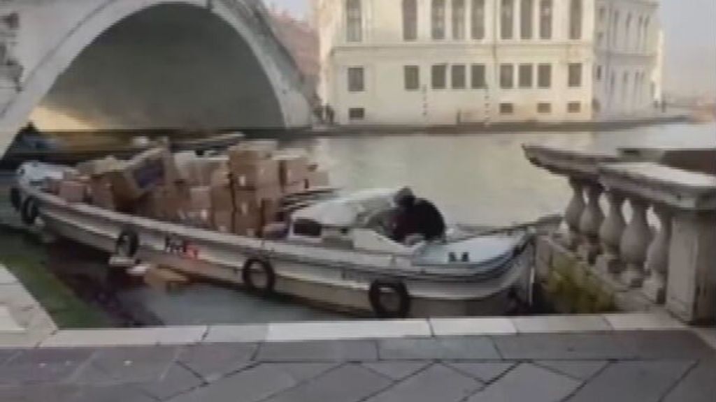 Vrouw steelt een boot vol pakjes, en botst tegen een brug aan