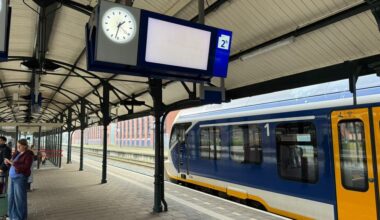 Landelijke storing informatieborden NS voorbij, nog wel problemen met inchecken