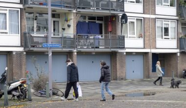 Armoedige galerij flats in de wijk Schiebroek Zuid in Rotterdam.