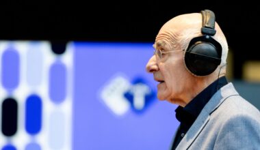 Radiomaker Frits Spits krijgt Zilveren Fonograaf