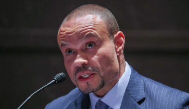 Dan Bongino, omstreden tweede man bij FBI, maakt vertrek bekend