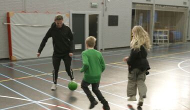 Meester Darwin voetbalt tegen Ajax: 'Ga m'n stinkende best doen!' - NOS Jeugdjournaal