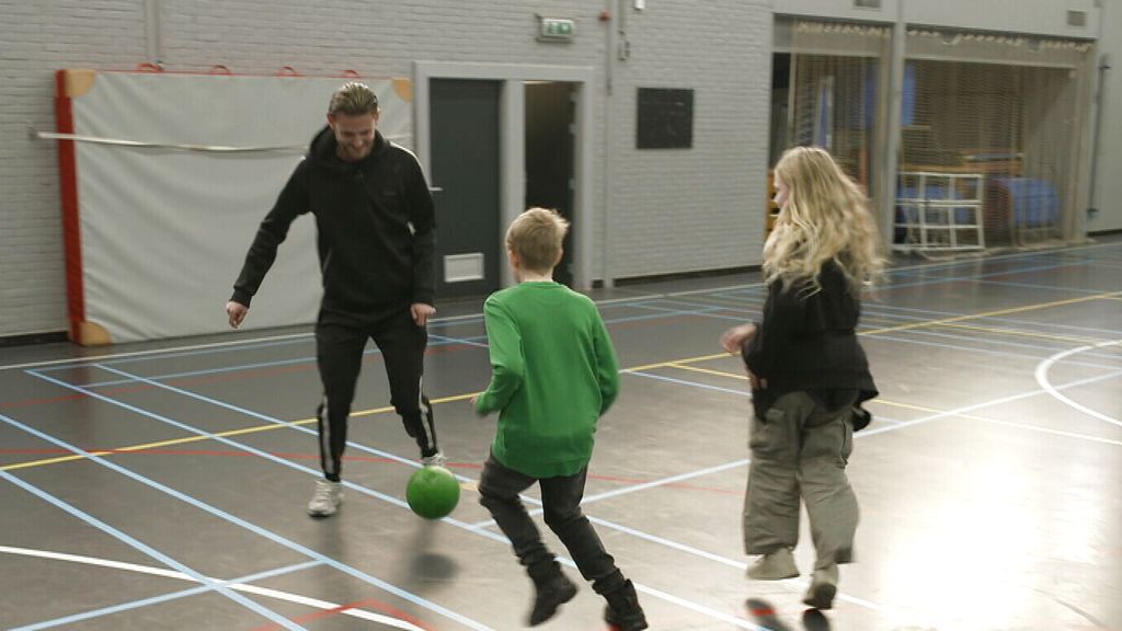 Meester Darwin voetbalt tegen Ajax: 'Ga m'n stinkende best doen!' - NOS Jeugdjournaal