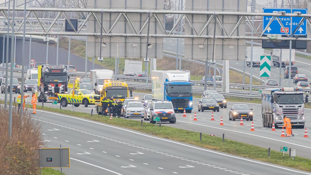 Vrachtwagenchauffeur klemgereden en beroofd van truck op A1 bij Muiden