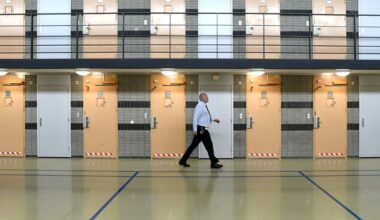 Gevangenisbaas wil honderden miljoenen en vaker straffen met enkelbanden