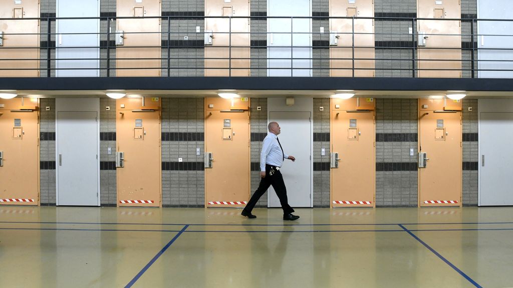 Gevangenisbaas wil honderden miljoenen en vaker straffen met enkelbanden