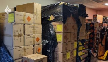 Politie vindt 8500 kilo illegaal vuurwerk in Amsterdams bedrijfspand