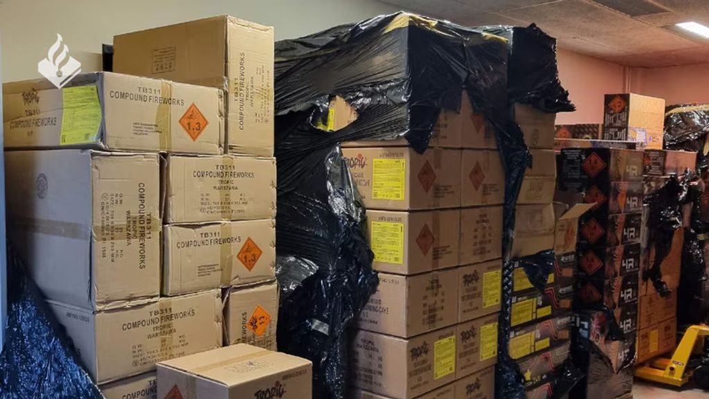 Politie vindt 8500 kilo illegaal vuurwerk in Amsterdams bedrijfspand