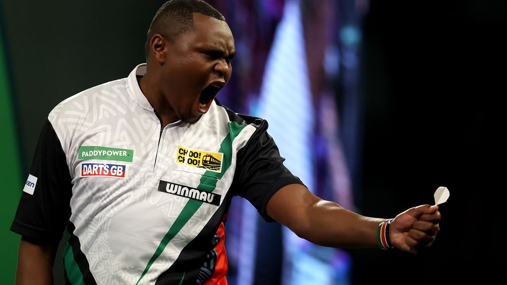Munyua, eerste Keniaan ooit op het WK darts, stunt met zege op De Decker
