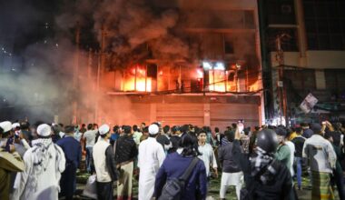 Hevige rellen in Bangladesh na dood leider studentenprotest