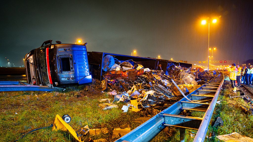 Vrachtwagen vol met oud ijzer gekanteld op A15 bij Pernis, weg afgesloten