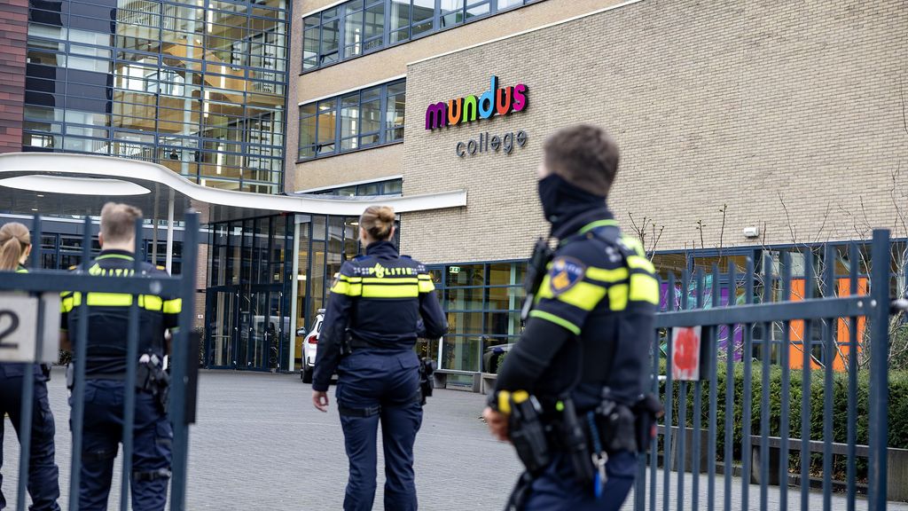 Steekpartij op middelbare school in Amsterdam, zes mensen aangehouden