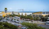 Het vliegveld van Curaçao, Hato Airport, waar dagelijks vliegtuigen met toeristen arriveren.