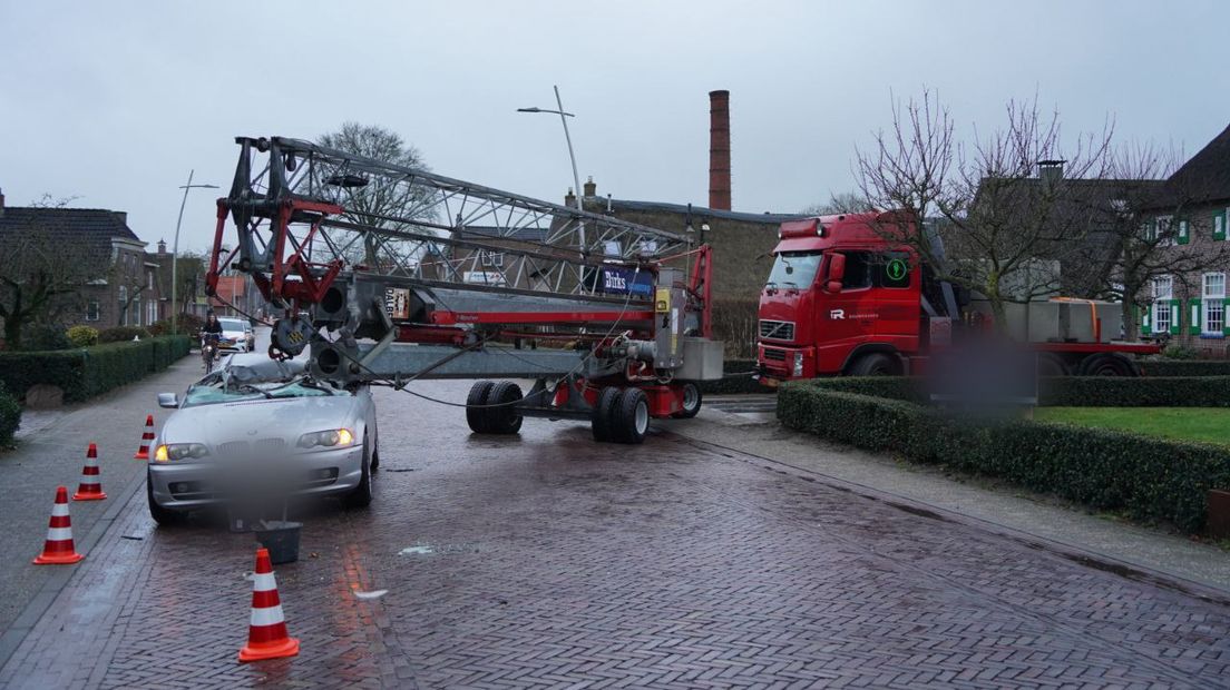 Auto botst op bouwkraan in Staphorst.