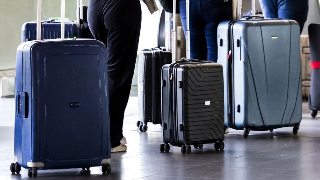 Duizenden reizigers door storing zonder koffer vertrokken van Schiphol