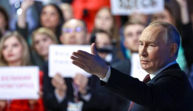 Poetin blijft bij eisen voor Oekraïne in jaarlijkse urenlange vragensessie