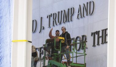 Trump voegt eigen naam toe aan prestigieuze Kennedy Center in Washington