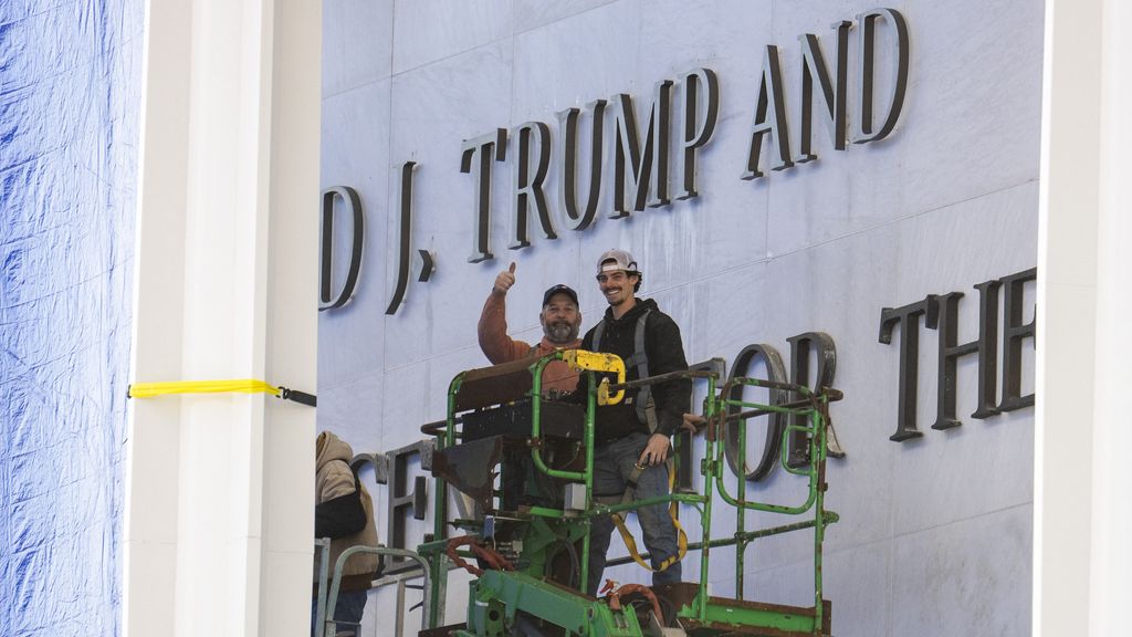 Trump voegt eigen naam toe aan prestigieuze Kennedy Center in Washington