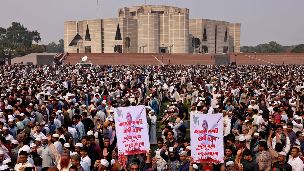 Mensenmassa komt af op uitvaart vermoorde studentenleider Bangladesh