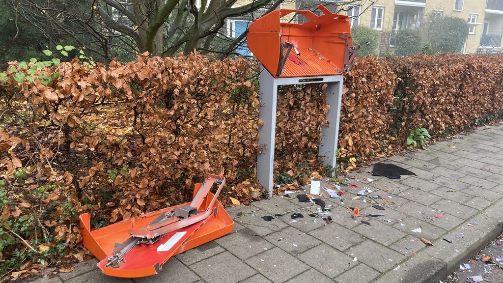 Politie doet kerstkaarten uit opgeblazen brievenbus alsnog op de post
