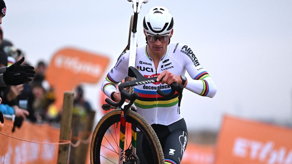 Van der Poel klasse beter bij rentree Van Aert, Brand boekt elfde veldritzege van seizoen