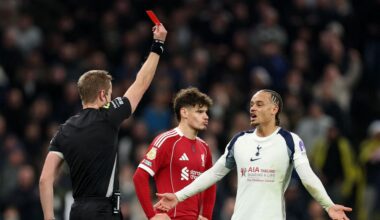Rood voor Simons na tackle op Van Dijk bij zege Liverpool, City koploper