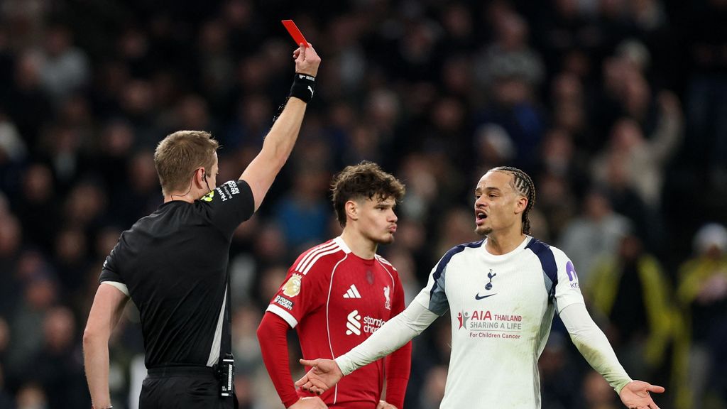 Rood voor Simons na tackle op Van Dijk bij zege Liverpool, City koploper